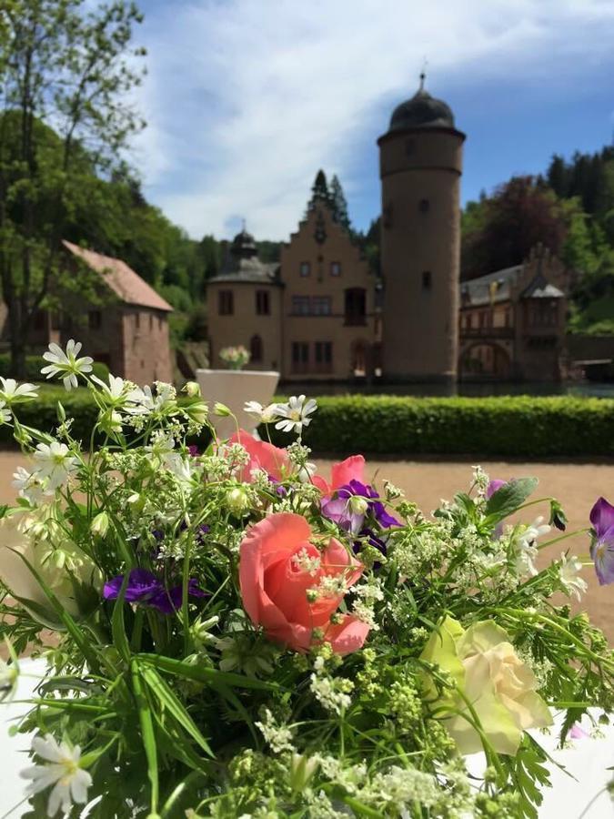 Hotel zum Engel Mespelbrunn Buitenkant foto